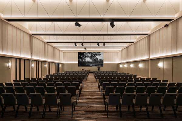 Rydges Melbourne_Centre Stage_Theatre_Screen (002).jpg